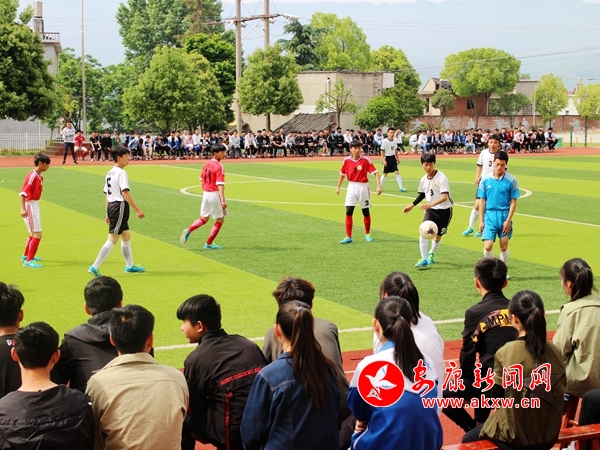 開展校園足球比賽.jpg