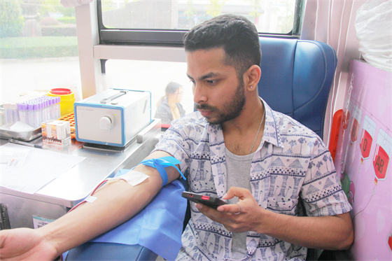 青春熱血匯聚點(diǎn)滴愛(ài)心 無(wú)私奉獻(xiàn)相約美麗校園