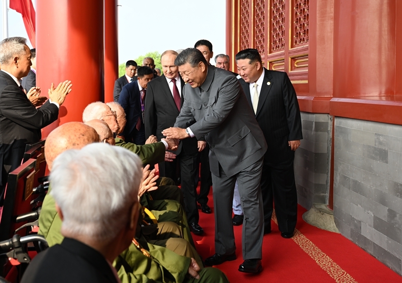 2025年9月3日，習(xí)近平總書記同抗戰(zhàn)老戰(zhàn)士老同志代表親切握手，向他們表示崇高敬意。