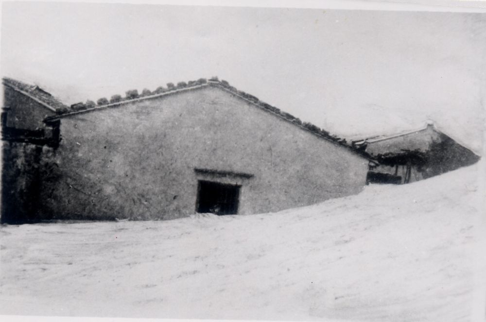 昔日的東山島風(fēng)沙掩埋部分村民村舍（資料照片）。