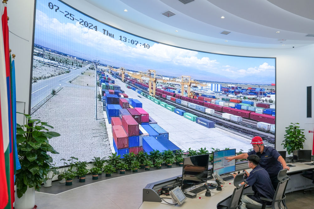△ 在中哈（連云港）物流合作基地，工作人員通過“中哈物流場站”信息化跟蹤系統(tǒng)查看集裝箱運輸情況（2024年7月25日攝）。